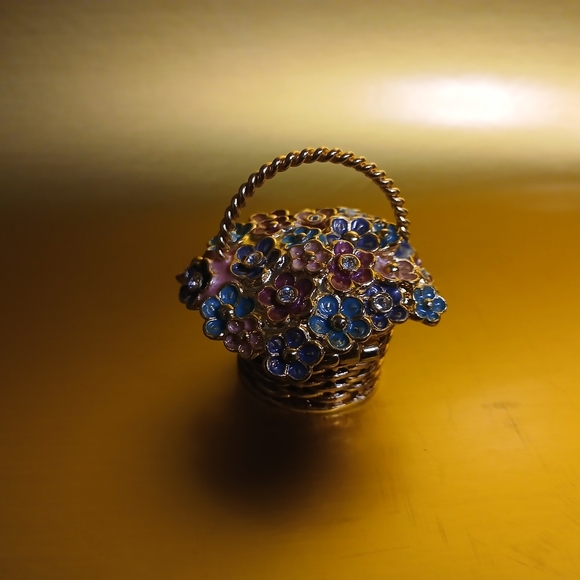 Monet flower basket magnetic trinket box - Picture 3 of 6